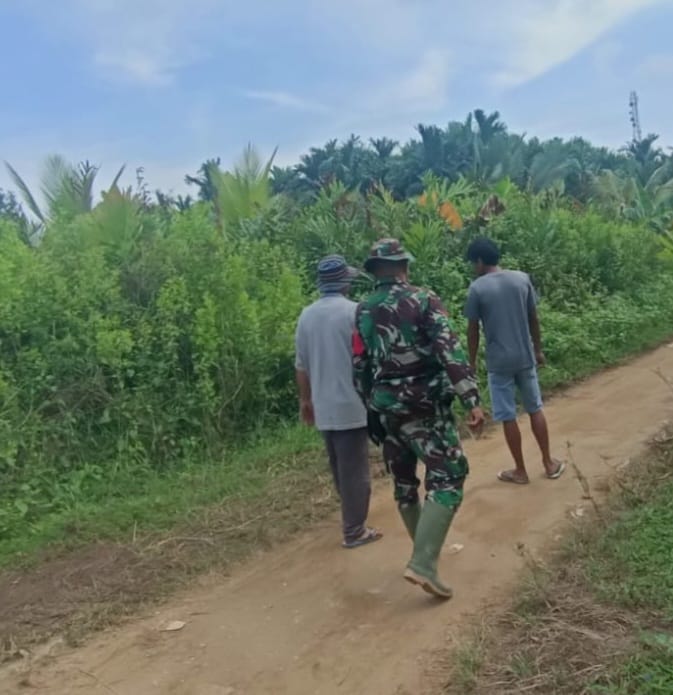 Babinsa 05/Gas Pratu Riky Sormin Lakukan Patroli Tapal Batas  Di Desa Binaan Dengan Warga