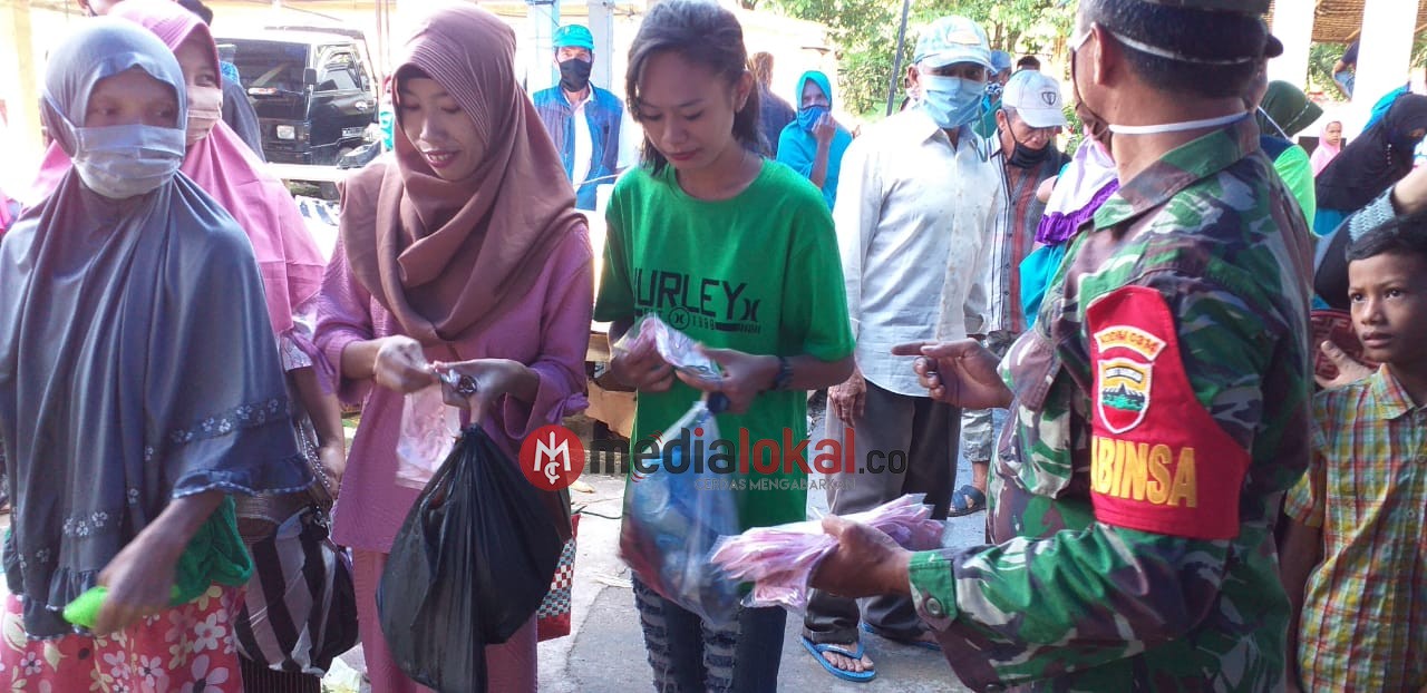 Babinsa Koramil 09/Kemuning bersama Aparatur Desa Pasar Kembang Bagi-bagikan Masker Gratis