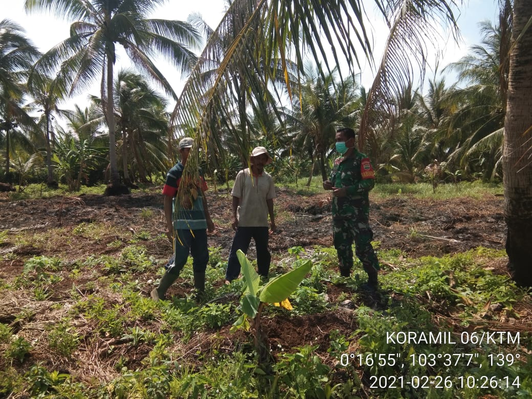 Serda Lendi Piter Bersama Warga Patroli Karhutla di Kelurahan Bandar Sri Gemilang