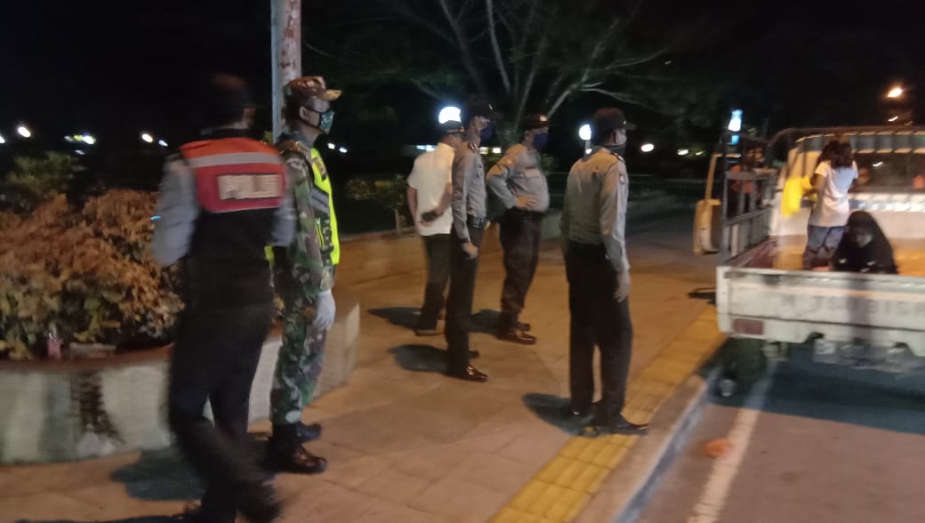 Gabungan TNI dan Polri Bersama Satpol PP Kab. Siak Bubarkan Warga yang Lagi Kumpul