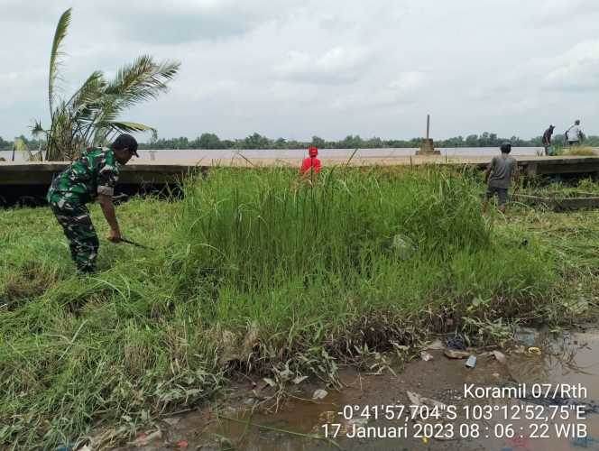 Babinsa Koramil 07/Reteh Ringankan Pekerjaan Warga Melalui Goro