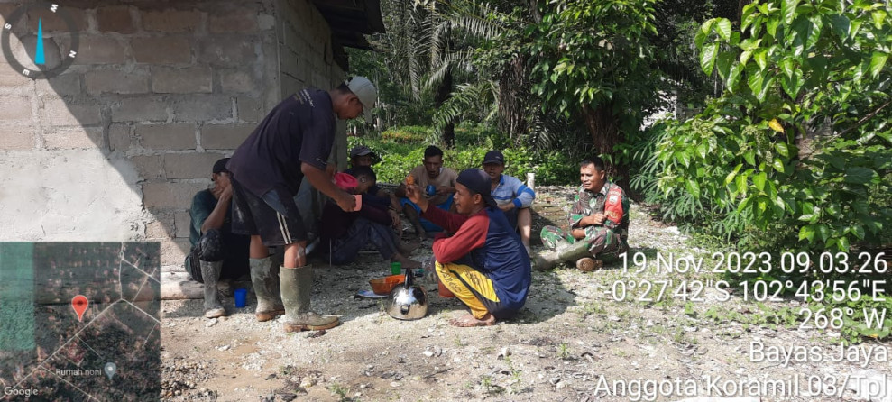 Di Sela Gotong Royong Pembangunan Rumah, Babinsa Koramil 03/Tpl Manfaatkan Komsos Dengan Warga