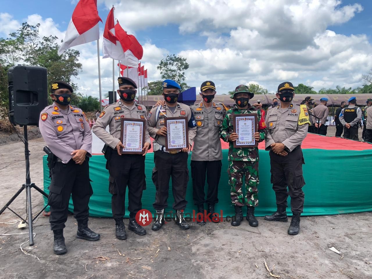 Terima Penghargaan dari Kapolda Riau, AKBP Dian Setyawan Apresiasi 2 Personil Polres Inhil