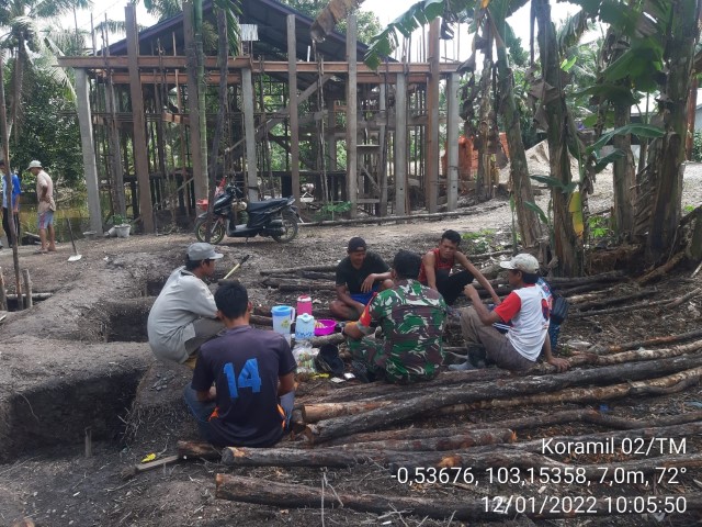 Babinsa Serda Marhalim Pasaribu Komsos Bersama Warga