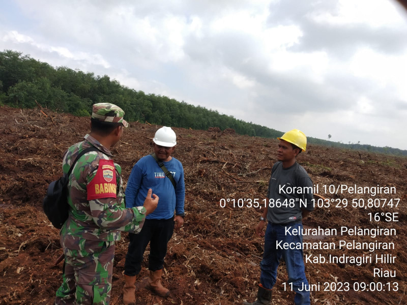 Babinsa Koramil 10/Pelangiran Ajak Masyarakat untuk Aktif Lakulan Patroli Karhutla