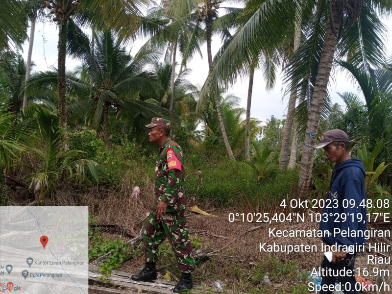 Babinsa Koramil 10/Pelangiran Turun Untuk Patroli Karlahut Demi Keselamatan Kesehatan Warga