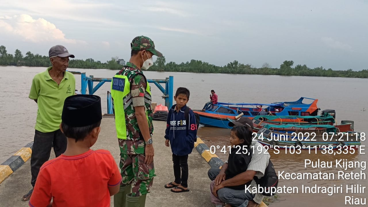 Disiplin Prokes di Pelabuhan LKMD Kelurahan Pulau Kijang Oleh Babinsa