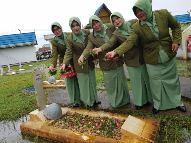 Ketua Persit Kartika Chandra Kirana Cabang LIV Kodim 0314/inhil Ziarah ke Makam Pahlawan