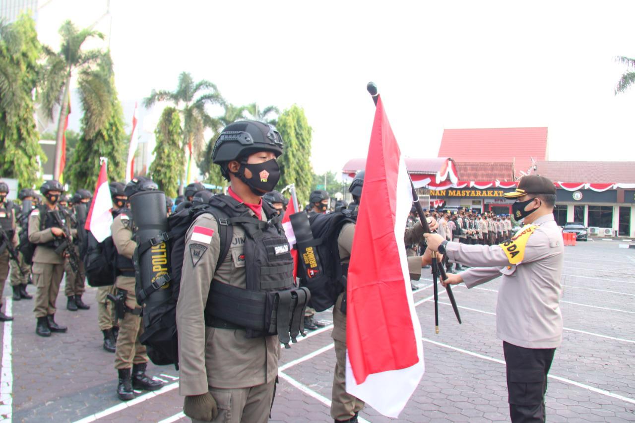 Serahkan Sang Saka Merah Putih, Kapolda Riau Lepas Penugasan Brimob BKO Polda Papua