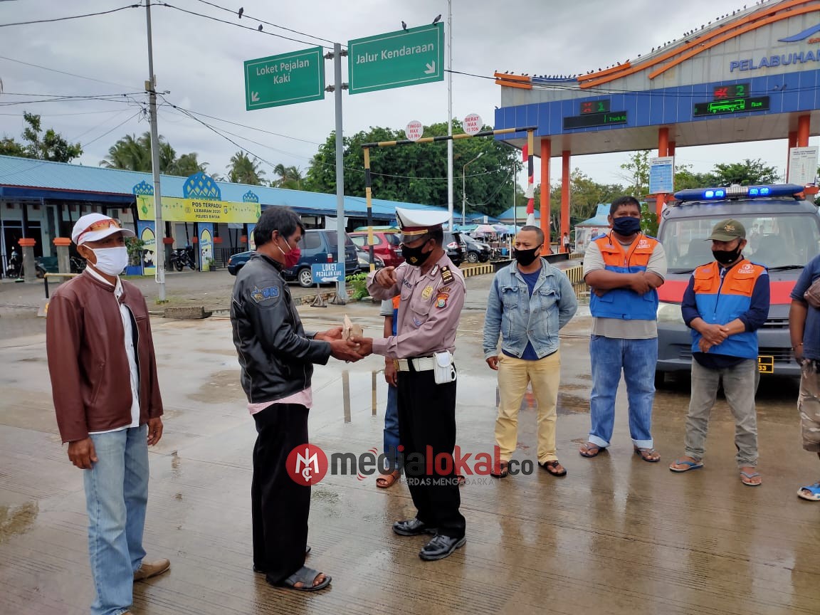 Peduli Sesama Saat Covid-19, Aparat Kepolisian Bagi-bagi Nasi Bungkus di Bintan
