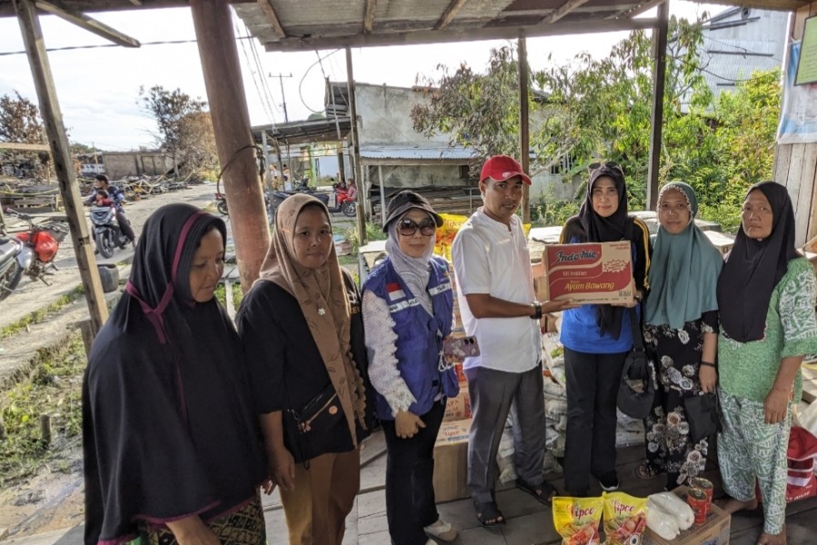 Pemkab Inhil Salurkan Bantuan Logistik bagi Korban Kebakaran Desa Simpang Gaung