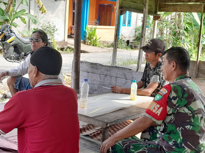 Wujudkan Keakraban, Babinsa Koramil 07/Reteh Laksanakan Komsos dengan Warga