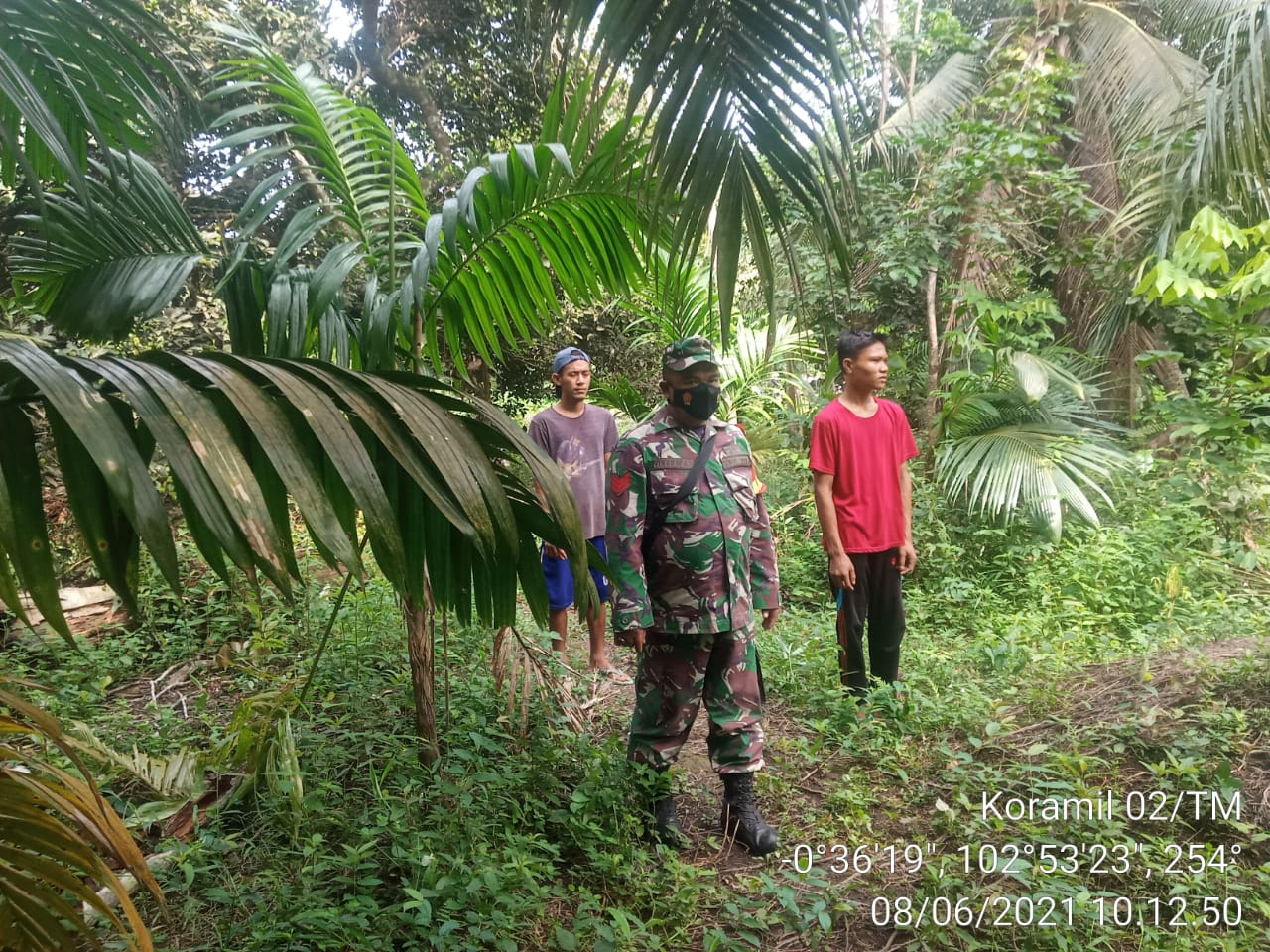 Patroli dan Sosialisasi Karhutla di Sungai Laut, Ini Pesan Babinsa 02/Tanah Merah