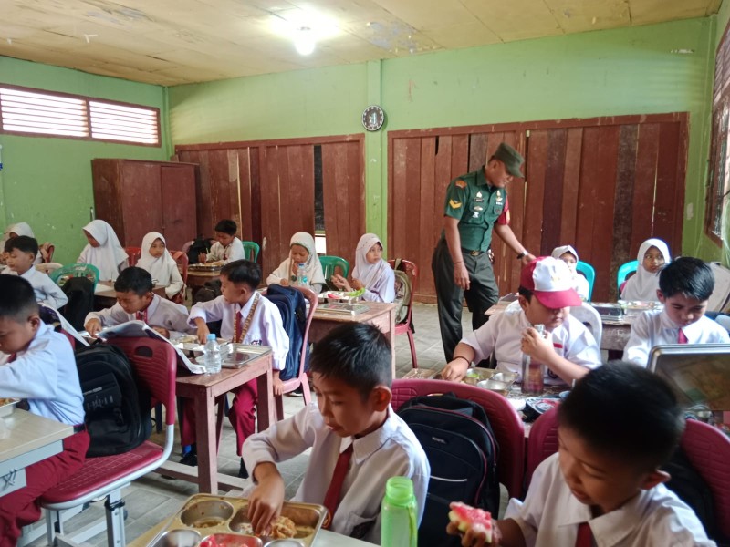 Babinsa Dampingi SPPG Kemuning Tua Salurkan Makan Bergizi Gratis kepada 581 Siswa