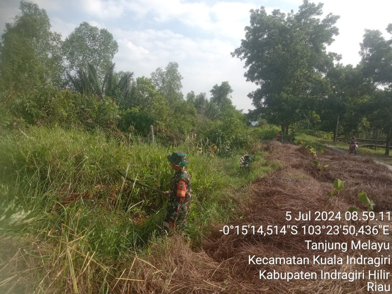 Pupuk Rasa Kebersamaan, Babinsa Koramil 04/Kuindra Turun Untuk Bersihkan Bantaran Parit Bersama Warga