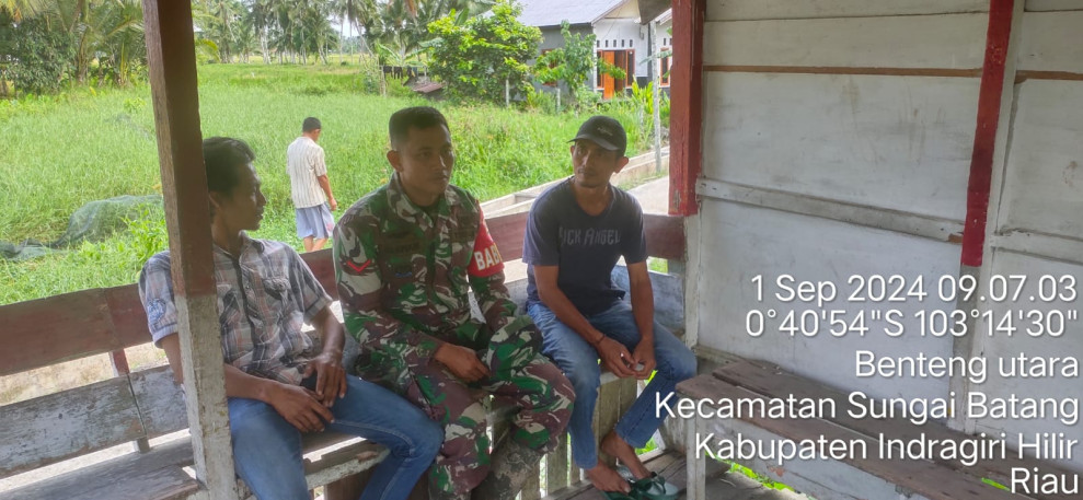 Koramil 07/Reteh Bersama Warga Berbagi Informasi Terkait Situasi Desa