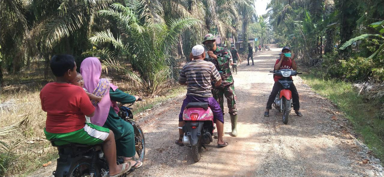 Dorong warga patuhi protokol kesehatan Satgas TMMD ke-110 Kodim 0313 KPR bagikan Masker Gratis 