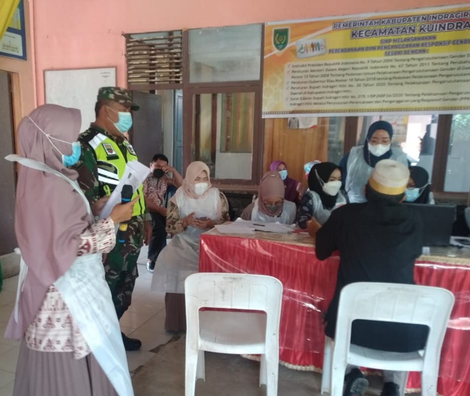 Babinsa Koramil 04/Kuindra Lakukan Komsos bersama Tenaga Kesehatan