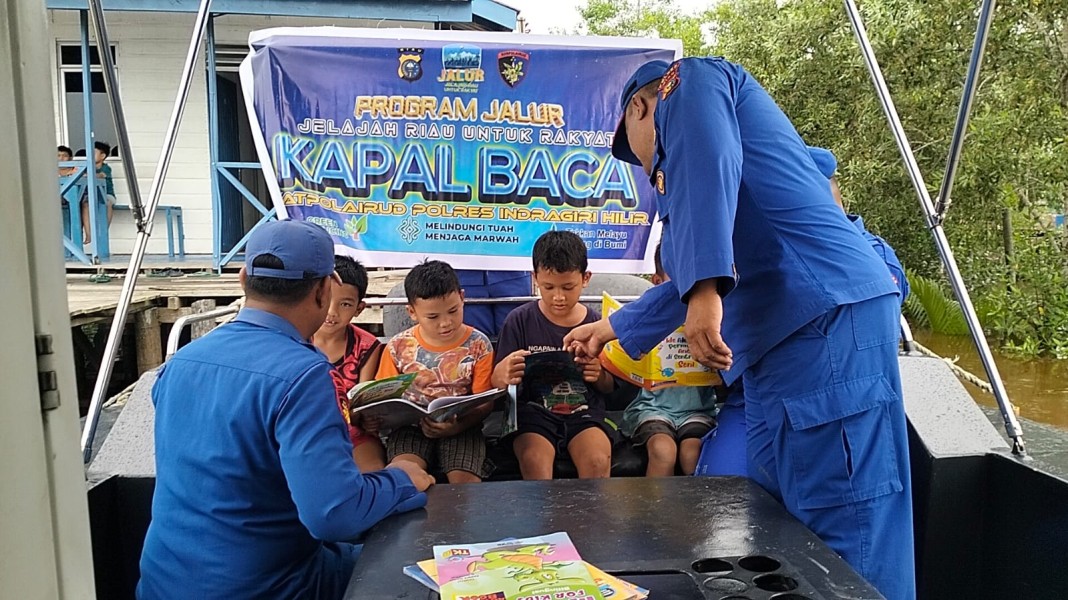 Satpolairud Polres Inhil Laksanakan Program 'Jalur' Pustaka Terapung Untuk Anak-Anak di Pesisir Pulau Burung