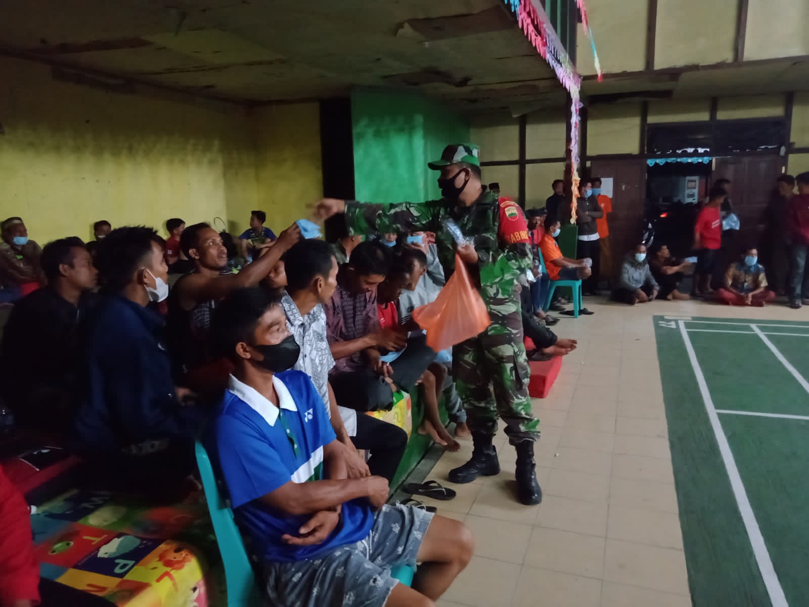 Anggota Koramil 03/Tempuling bagikan masker gratis ke masyarakat