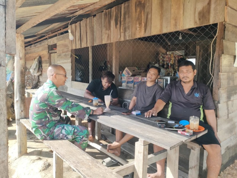 Babinsa Sertu Ichlas Manalu: Jalin Keakraban dengan Warga di Kampung Pancasila Babinsa Sertu Ichlas Manalu: Jalin Keakraban dengan Warga di Kampung Pancasila