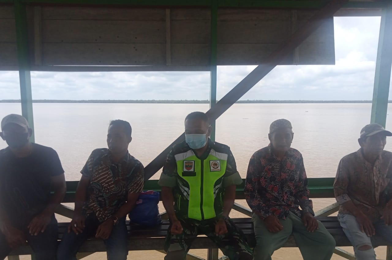 Cegah Penularan Covid-19, Babinsa Koramil 04/Kuindra Rutin Lakukan Patroli