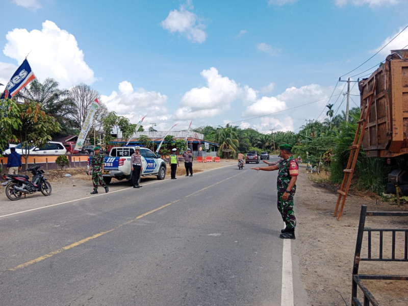 Babinsa Melaksanakan Pos Pengamanan Jalur Mudik Lebaran