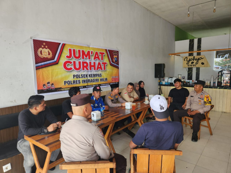 Kapolsek Kempas Jumat Curhat, Ngopi Bareng Warga Dusun Rumbai Sejuk Desa Sungai Gantang