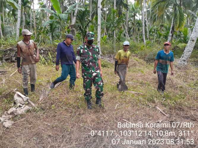Babinsa Koramil 07/Reteh Rutin Patroli Karlahut Bersama Masyarakat