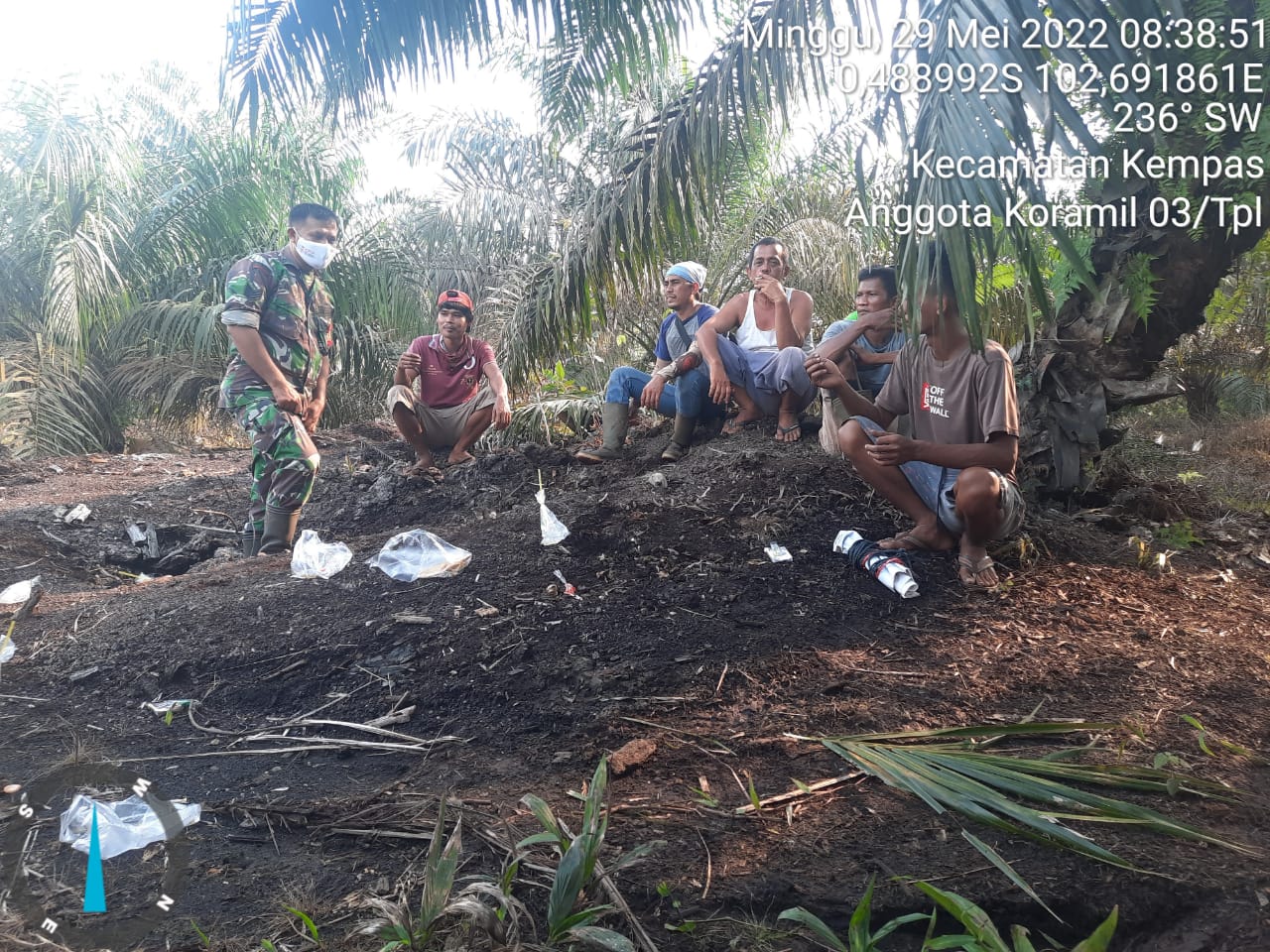 Komsos Dengan Petani, Babinsa 03/Tempuling Sambangi Kebun Kelapa Sawit