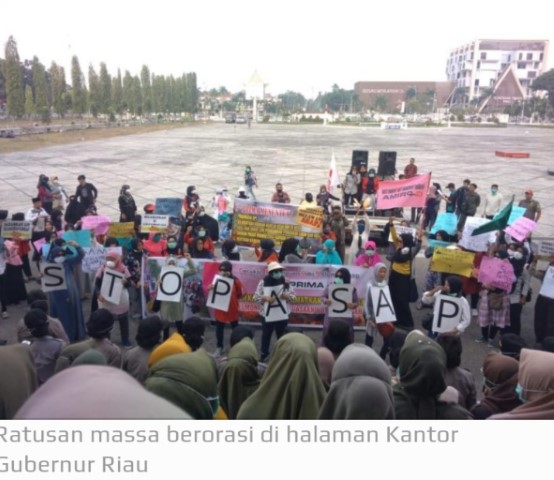 Tenteng Panci dan Piring, Ratusan Emak-emak Geruduk Kantor Gubernur Riau