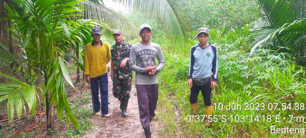 Bersama Warga, Sertu Bendri Rutin Lakukan Patroli Karhutla di Wilayah Binaan