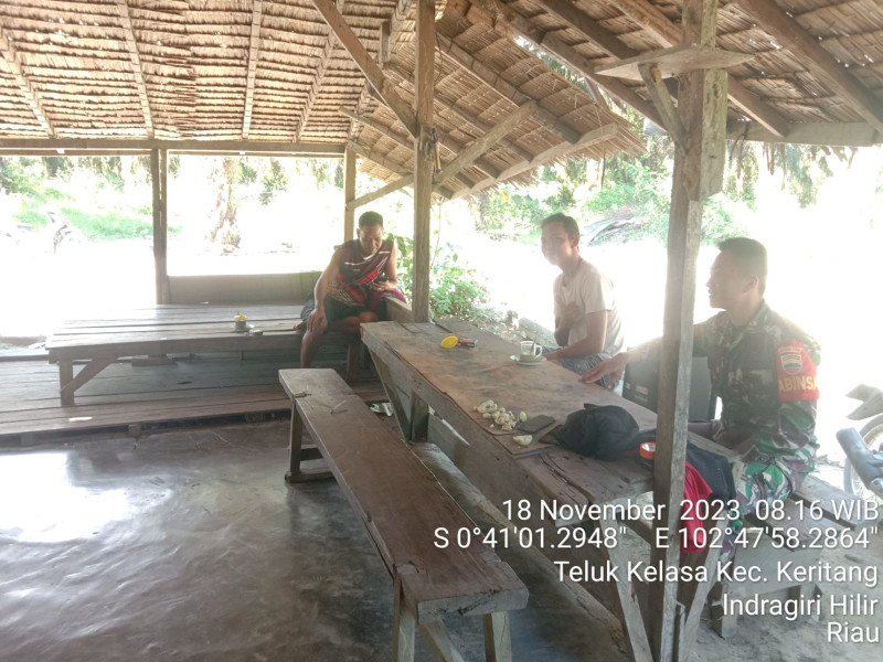 Kedekatan Babinsa Koramil 09/Kmg Kepada Masyarakat Wujudkan Kebersamaan Di Wilayah Binaan