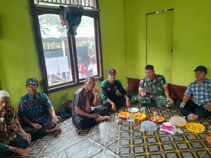Babinsa Koramil 07/Reteh Lakukan Komsos di Hari Raya Idul Fitri