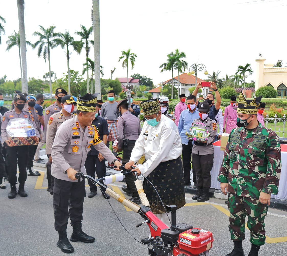 Kunker dan Baksos di Siak,  Kapolda Riau Distribusikan 1300 Paket Bantuan Sembako