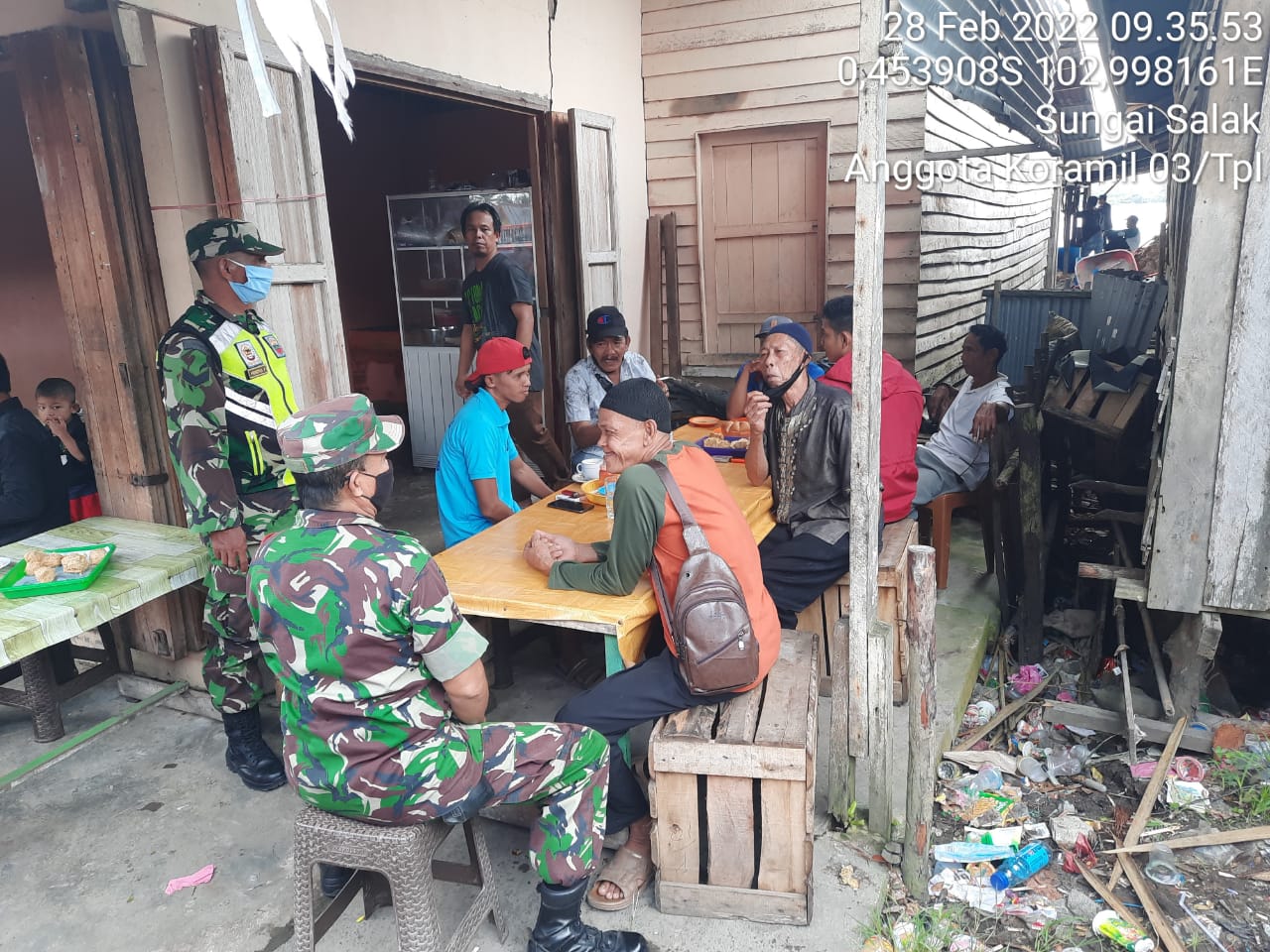 Sambangi Warga Diwarung, Babinsa Koramil 13/Tempuling Tingkatkan Komsos