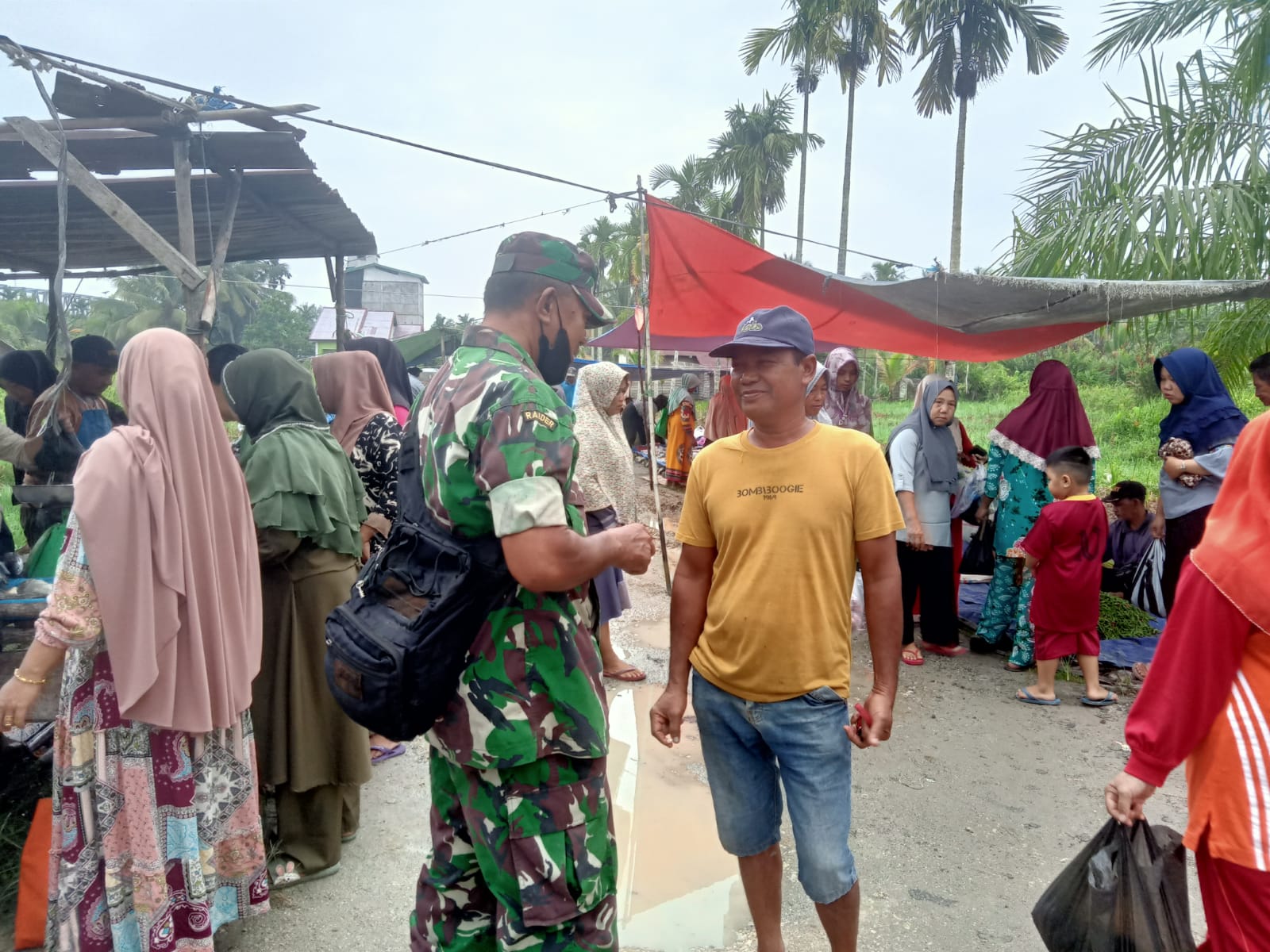 Bersama Warga, Babinsa Koramil 09/Kemuning Tegakkan Prokes Di Binaan