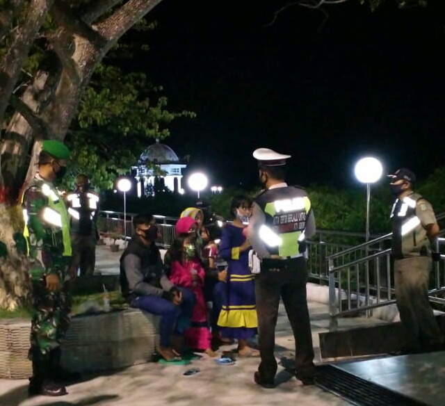 TNI-Polri dan Satpol PP Lakukan Patroli Disiplin Protokol Kesehatan di Taman Mahratu