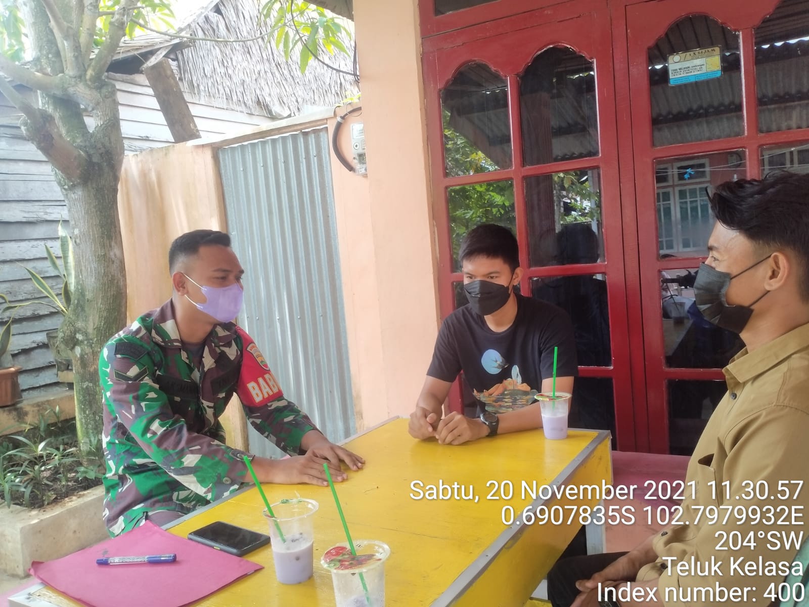 Babinsa 09/Kemuning Komsos Bersama Warga di Teluk Kelasa