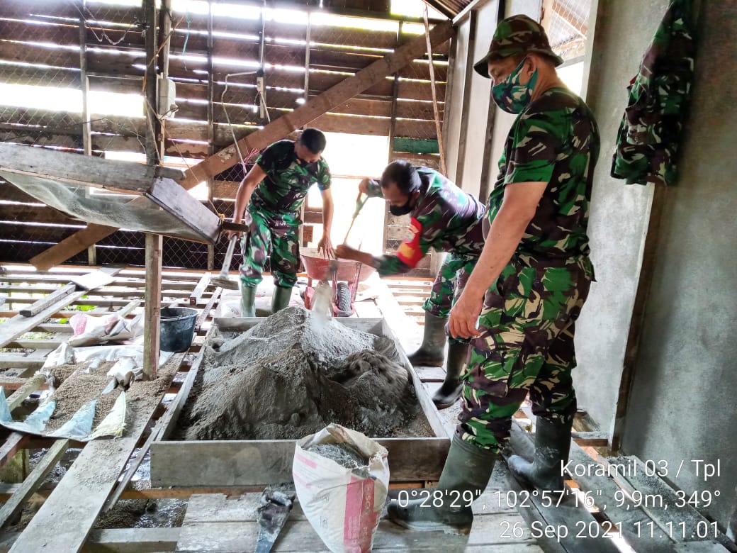 Terus Berbuat, Babinsa Koramil 03/Tempuling Goro Bedah Rumah Abdul Muis