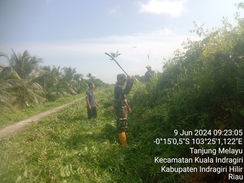 Ciptakan Kemanunggalan TNI Dengan Rakyat, Babinsa Koramil 04/Kuindra Bantu Masyarakat Untuk Gotong-royong