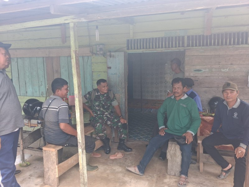 Babinsa Koramil 03/Tpl Gelar Komsos Bersama Tokoh Masyarakat di Desa Bayas Jaya