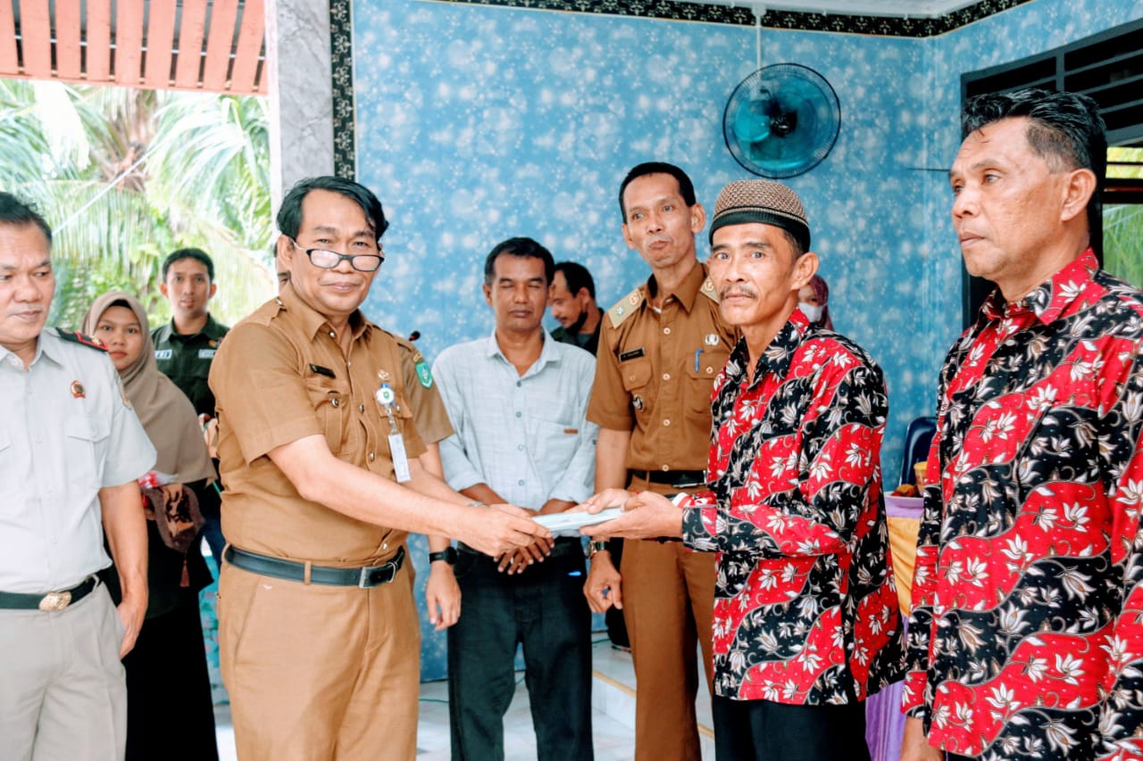 Pemkab Bengkalis Serahkan 750 Sertifikat Redistribusi Tanah Kepada Masyarakat