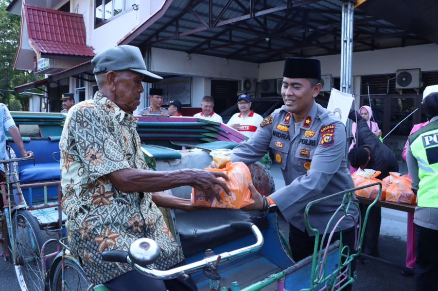 Bersama PSMTI, Polres Inhil Berbagi Takjil