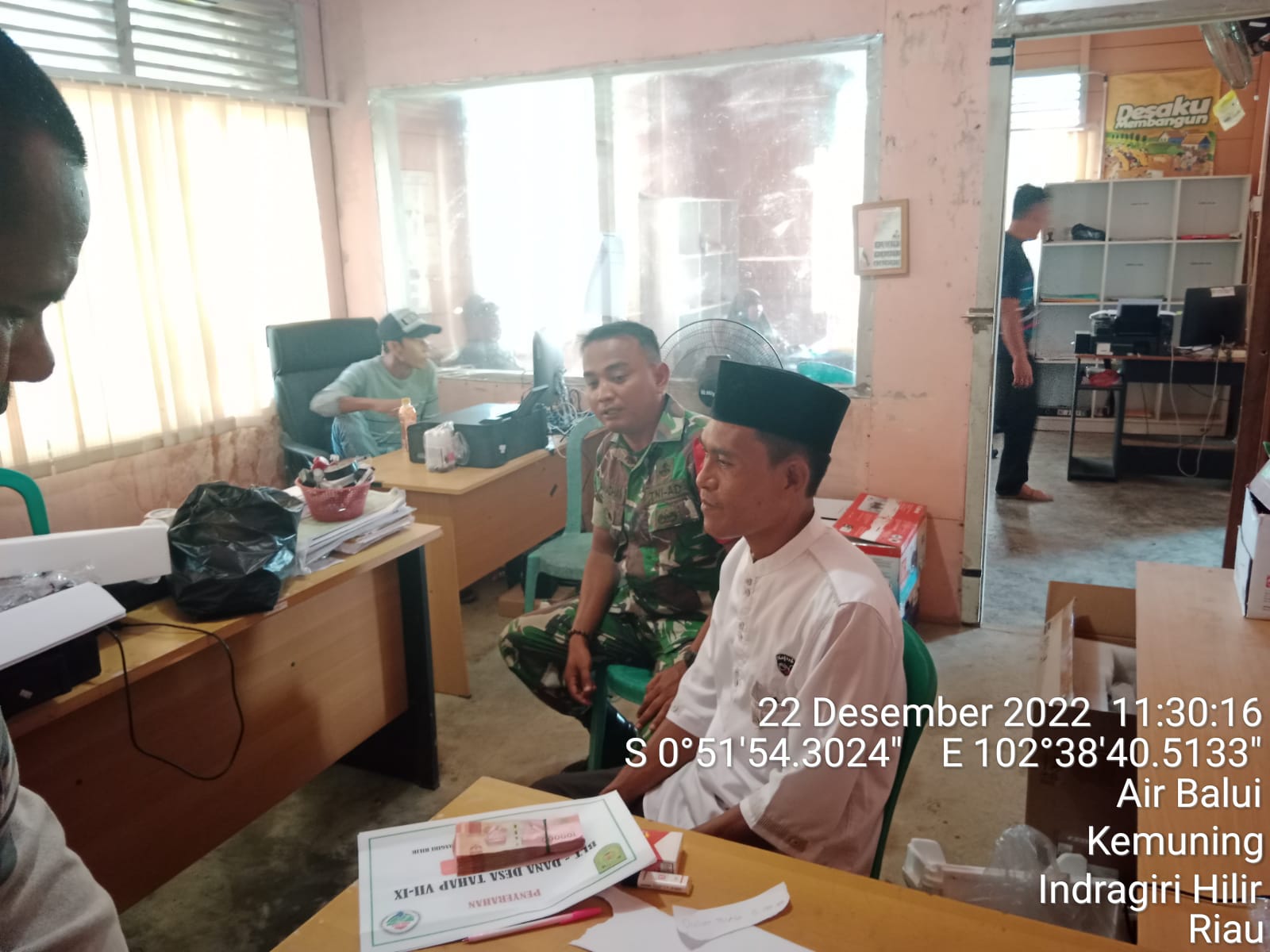 Bersama Aparat Desa, Babinsa Koramil 09/Kemuning Turun Ke Wilayah Adakan Komsos