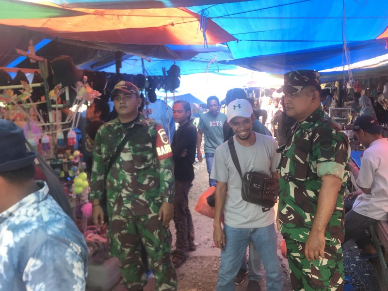 Babinsa Koramil 05/Gas Serma Tota Sambang dan Patroli Pasar Mingguan Di Desa Binaan