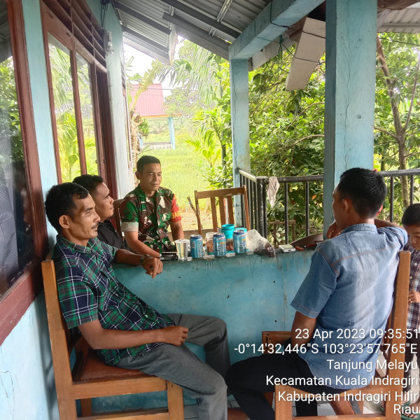 Babinsa Koramil 04/Kuindra Tingkatkan Hubungan Baik Di Hari Raya Idul Fitri