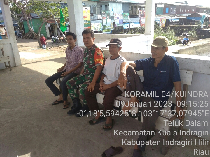 Babinsa Koramil 04/Kuindra Himbau Warga Agar Berhati-hati Pada Saat Bekerja Terutama Para Nelayan