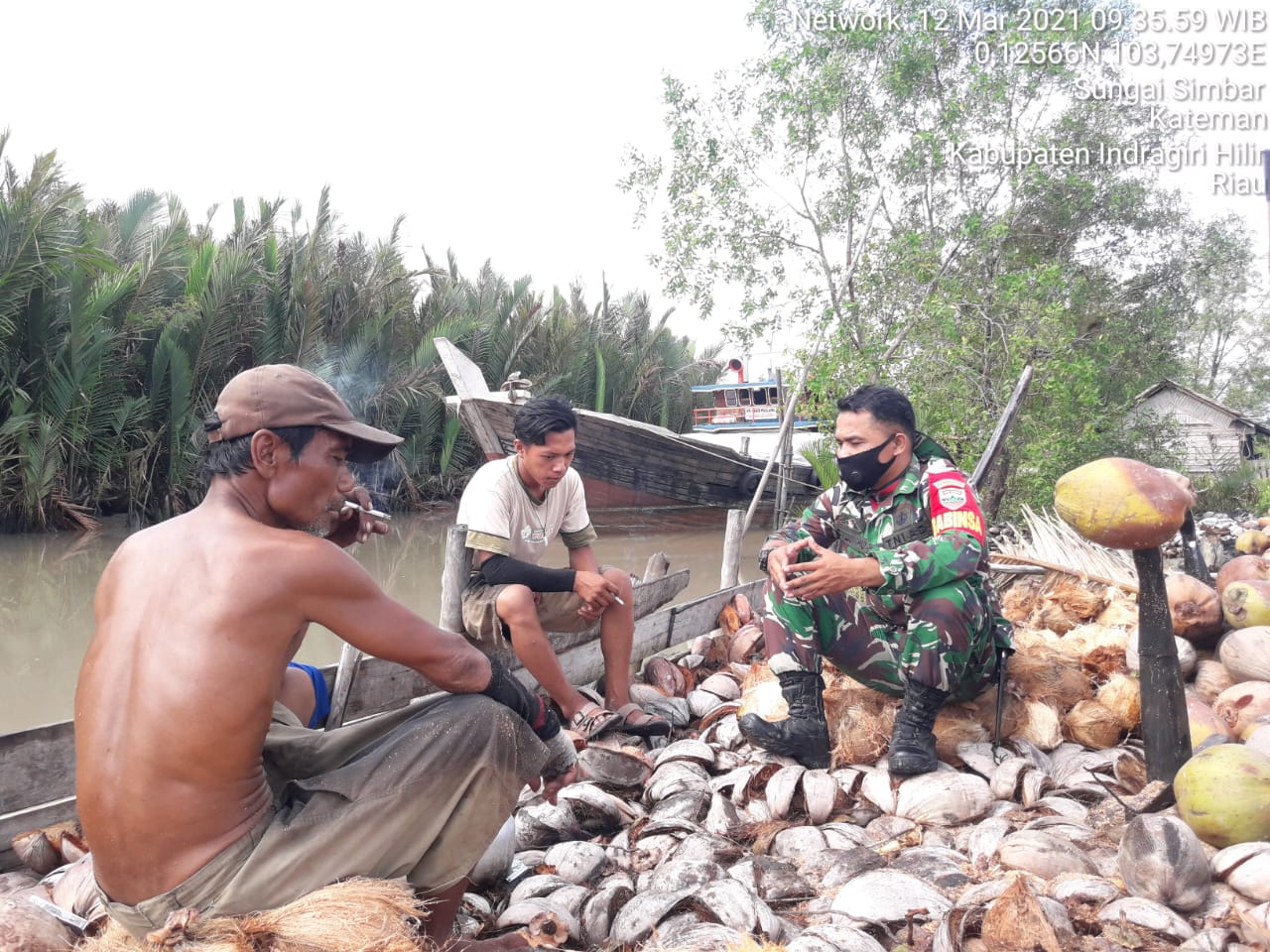 Jalin Kedekatan Bersama Rakyat, Babinsa Sungai Simbar Anjangsana dengan Petani Kelapa