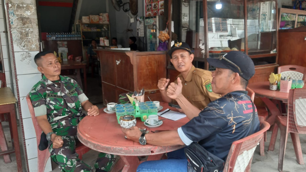 Rutin Gelar Komsos, Babinsa Koramil 07/Reteh Terus Perkuat Silaturahmi dengan Warga